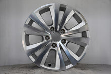 Load image into Gallery viewer, 1x Alufelge 16 Zoll 6.5&quot; 5x112 46ET Glanz Silber 5G0601025 Seat Rim Wheel