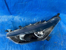 Laden Sie das Bild in den Galerie-Viewer, Frontscheinwerfer Toyota 4 Yaris 142259 Links Scheinwerfer Headlight
