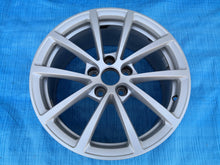 Load image into Gallery viewer, 1x Alufelge 17 Zoll 7.5" 5x112 36ET Glanz Silber 4K0601025 Audi A6 C8 B9 FEL5563141843kr