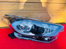 Laden Sie das Bild in den Galerie-Viewer, Frontscheinwerfer Toyota Yaris Rechts Scheinwerfer Headlight SCH8324935108np