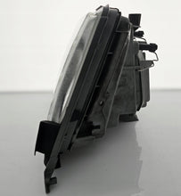 Laden Sie das Bild in den Galerie-Viewer, Frontscheinwerfer Mercedes-Benz W124 12985200 Rechts Scheinwerfer Headlight