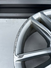 Laden Sie das Bild in den Galerie-Viewer, 1x Alufelge 19 Zoll 8.0&quot; 5x120 40ET Glanz Silber 6007214-00- Tesla Model S