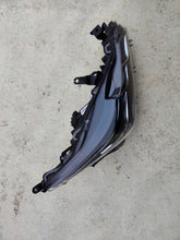 Laden Sie das Bild in den Galerie-Viewer, Frontscheinwerfer Toyota Corolla 81110-02T31-00 Rechts Scheinwerfer Headlight