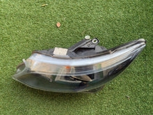 Laden Sie das Bild in den Galerie-Viewer, Frontscheinwerfer Mercedes-Benz Vito W447 A4479067700 Links Headlight