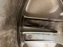 Load image into Gallery viewer, 1x Alufelge 18 Zoll 7.0" 5x112 43ET Glanz Silber 5NA601025M VW Tiguan Touran FEL9729531330iu