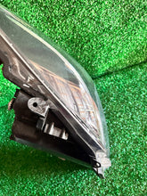 Load image into Gallery viewer, Frontscheinwerfer Toyota Yaris Rechts Scheinwerfer Headlight