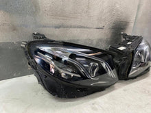 Laden Sie das Bild in den Galerie-Viewer, Frontscheinwerfer Mercedes-Benz A2139066504 A2139066604 LED Rechts oder Links