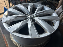 Laden Sie das Bild in den Galerie-Viewer, 1x Alufelge 17 Zoll 7.0" 5x112 38ET Glanz Silber 3G0601025 VW Rim Wheel FEL9087261723kb