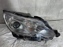 Laden Sie das Bild in den Galerie-Viewer, Frontscheinwerfer Peugeot 2008 9677810280 Rechts Scheinwerfer Headlight