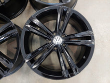 Laden Sie das Bild in den Galerie-Viewer, 4x Alufelge 18 Zoll 7.0" 5x112 45ET Matt Schwarz 2GA601025G VW T-Roc Rim Wheel FEL2804686637at