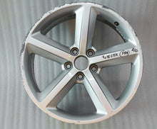 Load image into Gallery viewer, 1x Alufelge 18 Zoll 9.0&quot; 5x112 52ET Glanz Silber 8J0601025M Audi Tt Rim Wheel