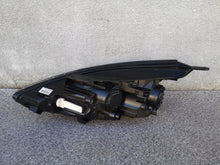 Laden Sie das Bild in den Galerie-Viewer, Frontscheinwerfer Hyundai I30 III 92102-G4020 Halogen Rechts Headlight