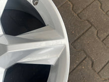 Load image into Gallery viewer, 1x Alufelge 19 Zoll 8.0&quot; 5x112 28ET Glanz Silber 4M0601025 Audi Rim Wheel