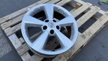 Load image into Gallery viewer, 1x Alufelge 17 Zoll 6.5" 5x114.3 40ET Glanz Silber 40300-EY17C Nissan Qashqai I FEL8191835561yy