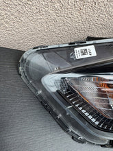 Load image into Gallery viewer, Frontscheinwerfer Hyundai Bayon 92101Q0500 Links Scheinwerfer Headlight