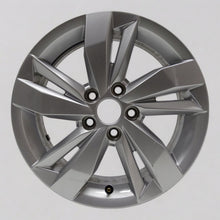 Laden Sie das Bild in den Galerie-Viewer, 1x Alufelge 15 Zoll 5.5&quot; 5x100 40ET Glanz Silber 2G0601025 VW Polo Rim Wheel