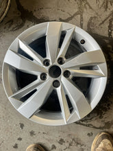 Load image into Gallery viewer, 1x Alufelge 15 Zoll 5.5" 5x100 40ET Glanz Silber 2G0601025N VW Rim Wheel FEL3913676677ek