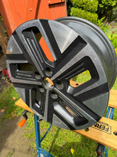 Load image into Gallery viewer, 1x Alufelge 17 Zoll 7.0&quot; 5x114.3 50ET Glanz Graphit 52910-DD100 Hyundai Kona Mg