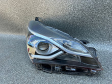Laden Sie das Bild in den Galerie-Viewer, Frontscheinwerfer Toyota Yaris Rechts Scheinwerfer Headlight SCH6255119249fm
