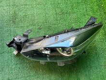 Laden Sie das Bild in den Galerie-Viewer, Frontscheinwerfer Mazda 3 BACS-51040 Links Scheinwerfer Headlight