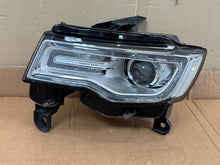 Laden Sie das Bild in den Galerie-Viewer, Frontscheinwerfer Jeep Grand Cherokee Wk2 68144709AE Xenon Links Headlight SCH6110460843xz