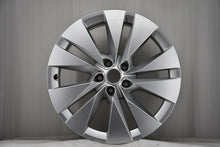 Laden Sie das Bild in den Galerie-Viewer, 1x Alufelge 19 Zoll 8.0" 5x112 45ET Glanz Silber 5LA601025Q Skoda Enyaq FEL4192616675gq