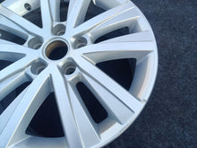 Laden Sie das Bild in den Galerie-Viewer, 1x Alufelge 17 Zoll 7.0&quot; 5x120 55ET 7E0601025L VW Multivan Transporter Rim Wheel