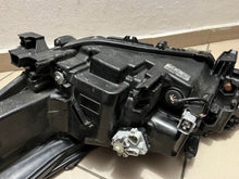 Laden Sie das Bild in den Galerie-Viewer, Frontscheinwerfer Toyota Hilux VIII 1EJ-923364 Rechts Scheinwerfer Headlight SCH2581584673cx