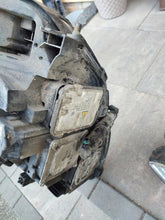 Laden Sie das Bild in den Galerie-Viewer, Frontscheinwerfer Mercedes-Benz W221 A2218205959 Ein Stück (Rechts oder Links) SCH8562337925pm