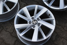 Laden Sie das Bild in den Galerie-Viewer, 4x Alufelge 17 Zoll 6.5" 5x112 46ET Glanz Silber 5H0071497 VW Golf VIII Passat FEL7461922338bp