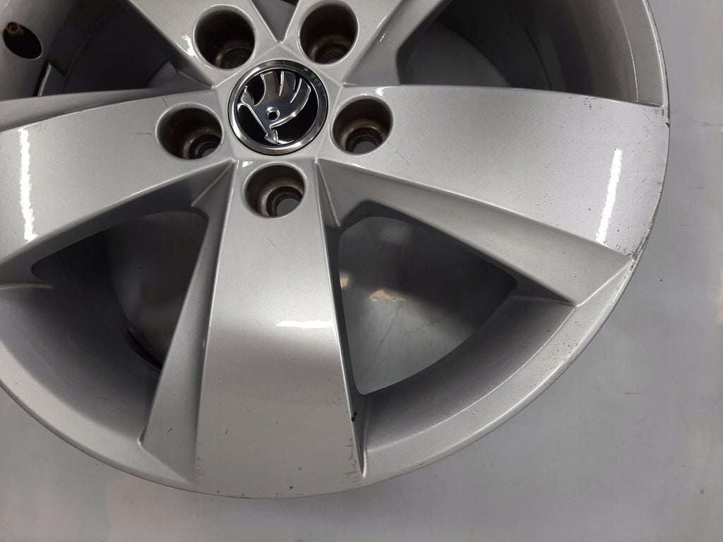 1x Alufelge 15 Zoll 6.0" 5x100 38ET Glanz Silber 6V0601025 Skoda Fabia Iii