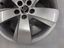 Laden Sie das Bild in den Galerie-Viewer, 1x Alufelge 15 Zoll 6.0&quot; 5x100 38ET Glanz Silber 6V0601025 Skoda Fabia Iii