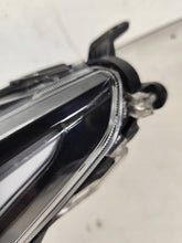 Laden Sie das Bild in den Galerie-Viewer, Frontscheinwerfer Toyota Yaris Links Scheinwerfer Headlight SCH8380704216hf