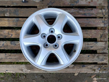 Load image into Gallery viewer, 1x Alufelge 16 Zoll 6.5&quot; 5x114.3 41ET Glanz Silber 52910-2E200 Hyundai Tucson