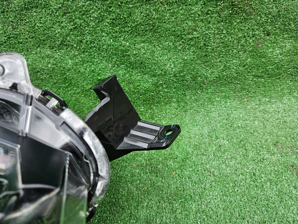 Frontscheinwerfer Mitsubishi L200 8301D382 LED Rechts Scheinwerfer Headlight