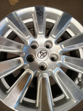 Laden Sie das Bild in den Galerie-Viewer, 1x Alufelge 18 Zoll 7.0" 5x114.3 35ET Glanz Silber Toyota Sienna Rim Wheel FEL6427911013cd
