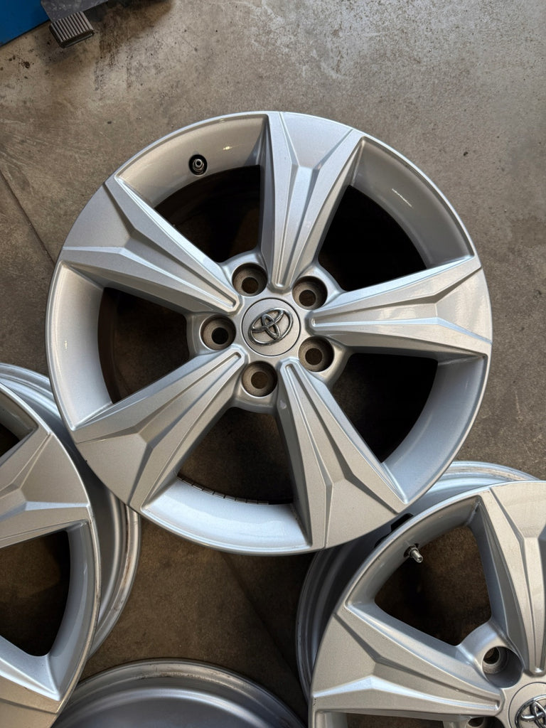 4x Alufelge 17 Zoll 6.5" 5x114.3 45ET Glanz Silber PW457-10001 Toyota C-Hr Chr FEL8017944005bg