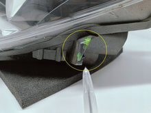 Laden Sie das Bild in den Galerie-Viewer, Frontscheinwerfer Toyota Yaris Links Scheinwerfer Headlight SCH4084616102ku