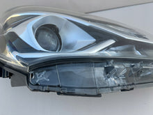 Load image into Gallery viewer, Frontscheinwerfer Toyota Yaris Rechts Scheinwerfer Headlight