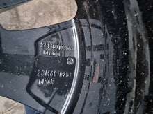 Laden Sie das Bild in den Galerie-Viewer, 1x Alufelge 17 Zoll 6.5&quot; 5x100 39ET Glanz Silber 2GM601025E Mg T Cross T-Cross