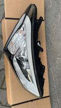 Laden Sie das Bild in den Galerie-Viewer, Frontscheinwerfer Hyundai Santa Fe 3T921-01B80 Xenon Rechts Headlight