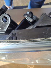 Load image into Gallery viewer, Frontscheinwerfer Toyota Avensis Links Scheinwerfer Headlight SCH5622764312eu