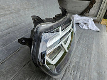 Load image into Gallery viewer, Frontscheinwerfer Dacia Duster 260602465R Links Scheinwerfer Headlight SCH6474760003td