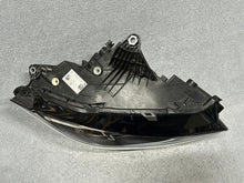 Laden Sie das Bild in den Galerie-Viewer, Frontscheinwerfer BMW 2 Active Tourer U06 5A42244-BMW LED Rechts Headlight SCH1059146894bw