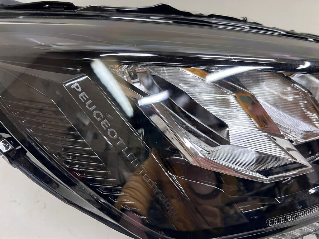 Frontscheinwerfer Peugeot 2008 208 II 9833036180 LED Rechts Headlight