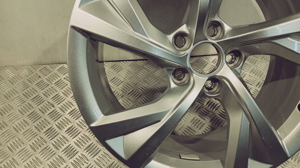 1x Alufelge 18 Zoll 8.0" 5x112 40ET Glanz Silber 8W0601025EJ Audi A4 B9 FEL8732081167op