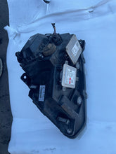 Laden Sie das Bild in den Galerie-Viewer, Frontscheinwerfer VW Amarok 2H3941032 Xenon Ein Stück (Rechts oder Links) SCH5180652000in