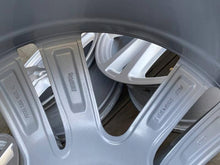 Laden Sie das Bild in den Galerie-Viewer, 4x Alufelge 20 Zoll 8.0" 5x112 28ET Glanz Silber 4M0601025G Audi D5 Rim Wheel FEL3090855001rd