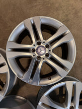 Laden Sie das Bild in den Galerie-Viewer, 4x Alufelge 18 Zoll 7.0" 5x112 46ET Glanz Silber A1564010102 Mercedes-Benz FEL1837969382vy