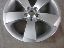 Laden Sie das Bild in den Galerie-Viewer, 1x Alufelge 17 Zoll 7.0&quot; 5x100 41ET Glanz Silber 5J7601025B Skoda Fabia Ii